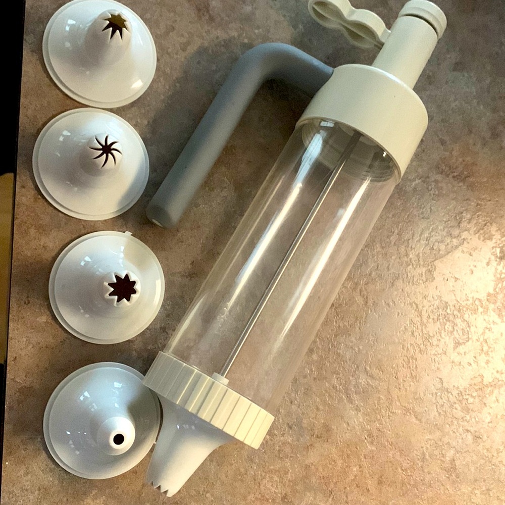 The Pampered Chef frosting dispenser